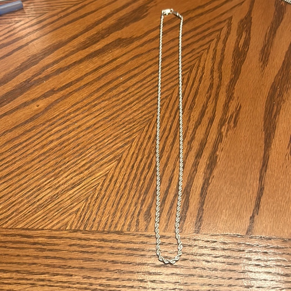 NWOT WOMEN NO BRAND FAUX SILVERTONE 925 12” TWISTED NECKLACE.